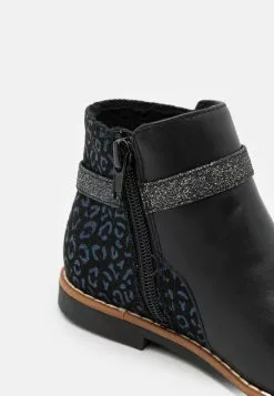 Friboo Korte Laarzen - Black 11 Friboo Korte Laarzen - Black -Friboo Groot Warenhuis 7d767966693e4311a728be103567eb45